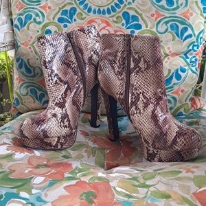 Mossimo faux snakeskin platform  boot